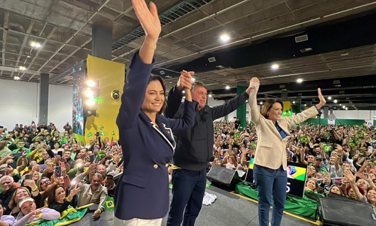 Michelle e Jair Bolsonaro ao lado da deputada Rosana Valle