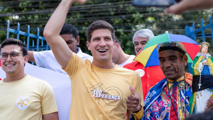 O candidato à reeleição pela prefeitura de Recife (PE), João Campos (PSB), vota na Escola de Referência do Ensino Médio