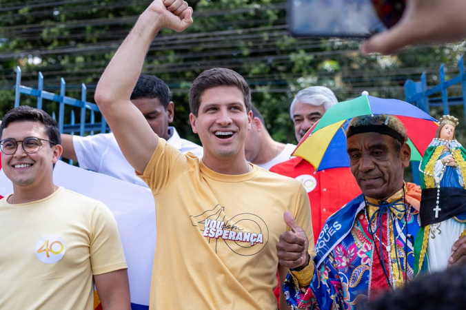 O candidato à reeleição pela prefeitura de Recife (PE), João Campos (PSB), vota na Escola de Referência do Ensino Médio