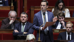 Deputado francês da aliança entre os partidos políticos de direita e extrema-direita Les Républicains (LR) e Rassemblement National (RN), Vincent Trebuchet, discursa durante uma sessão de perguntas ao governo na Assembleia Nacional, em Paris