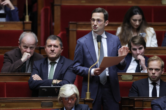 Deputado francês da aliança entre os partidos políticos de direita e extrema-direita Les Républicains (LR) e Rassemblement National (RN), Vincent Trebuchet, discursa durante uma sessão de perguntas ao governo na Assembleia Nacional, em Paris