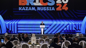 O presidente da Rússia, Vladimir Putin, faz um discurso durante uma recepção festiva da cúpula dos BRICS em Kazan