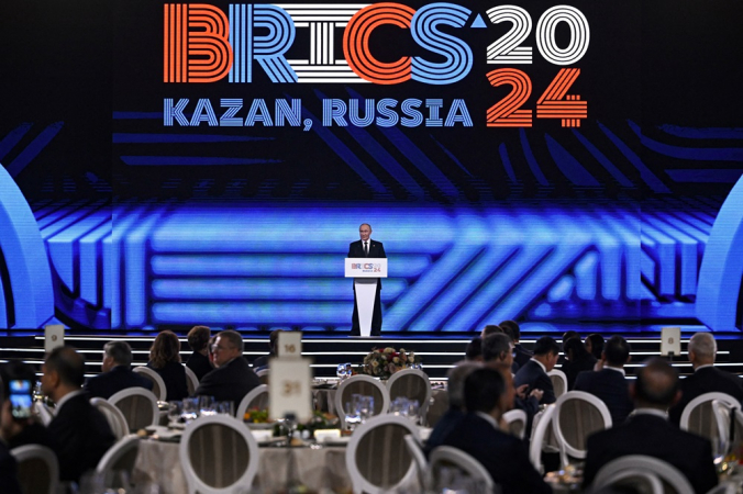 O presidente da Rússia, Vladimir Putin, faz um discurso durante uma recepção festiva da cúpula dos BRICS em Kazan