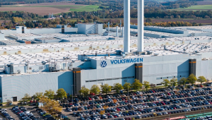 Vista aérea tirada em 28 de outubro de 2024 mostra a fábrica da montadora alemã Volkswagen (VW) em Zwickau, no leste da Alemanha