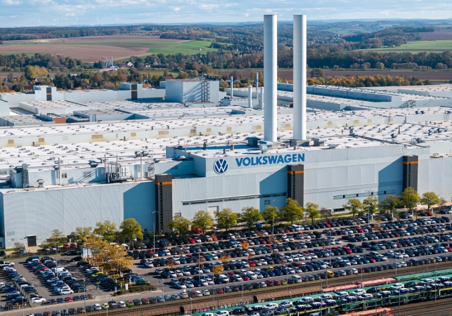 Vista aérea tirada em 28 de outubro de 2024 mostra a fábrica da montadora alemã Volkswagen (VW) em Zwickau, no leste da Alemanha