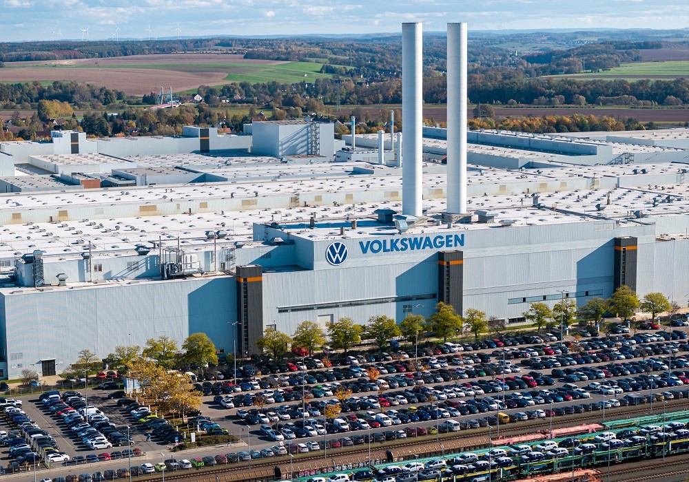 Vista aérea tirada em 28 de outubro de 2024 mostra a fábrica da montadora alemã Volkswagen (VW) em Zwickau, no leste da Alemanha