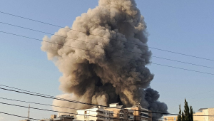 Fumaça sobe do local de um ataque aéreo israelense no Libano