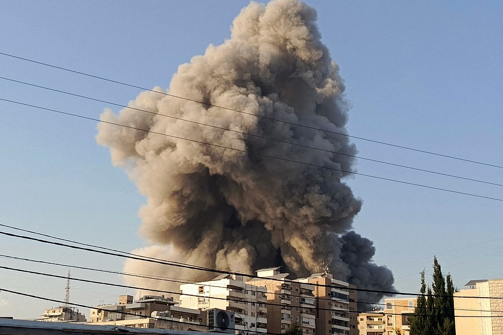 Fumaça sobe do local de um ataque aéreo israelense no Libano