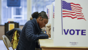 mulher vota durante a votação antecipada para a eleição geral dos EUA em uma seção eleitoral na Ottawa Hills High School em Grand Rapids, Michigan