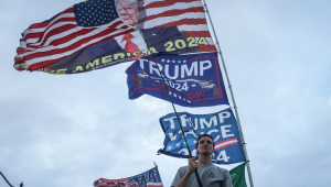 Apoiadores do ex-presidente dos EUA e candidato republicano à presidência, Donald Trump, demonstram seu apoio no dia da eleição perto de sua residência no Mar-a-Lago