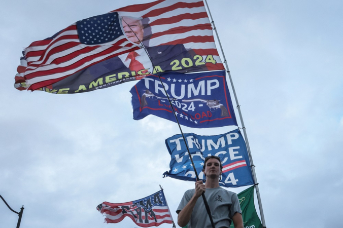 Apoiadores do ex-presidente dos EUA e candidato republicano à presidência, Donald Trump, demonstram seu apoio no dia da eleição perto de sua residência no Mar-a-Lago