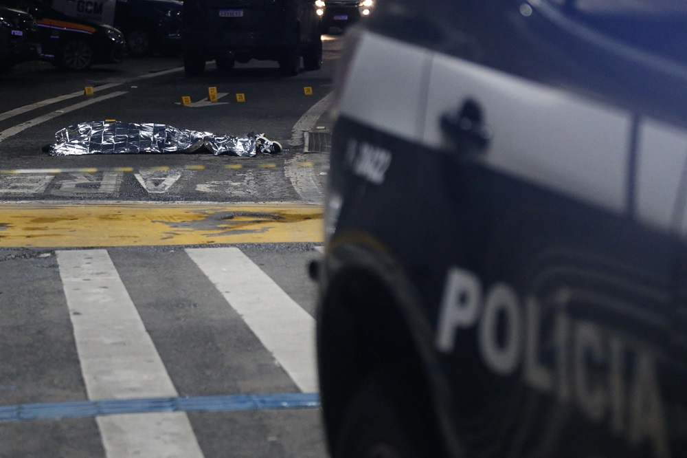 O corpo de Antonio Vinicius Lopes Gritzbach é coberto pela polícia após um tiroteio no aeroporto internacional de Guarulhos,