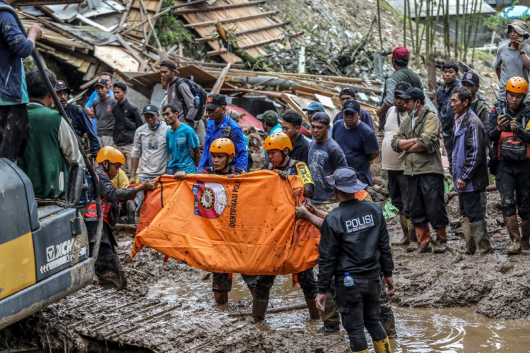 Inundações e deslizamentos de terra deixam 16 mortos na Indonésia