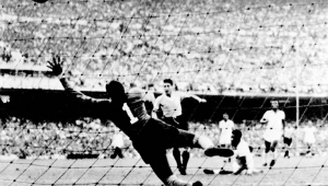 Juan Alberto Schiaffino (C) marca o primeiro gol de sua equipe contra o Brasil, durante a final da Copa do Mundo da FIFA de 1950