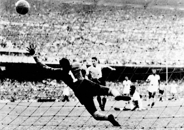 Juan Alberto Schiaffino (C) marca o primeiro gol de sua equipe contra o Brasil, durante a final da Copa do Mundo da FIFA de 1950