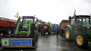 Agricultores franceses com seus tratores participam de um protesto contra o acordo de livre comércio entre a UE e o Mercosul, em Beychac-et-Caillau, próximo a Bordeaux