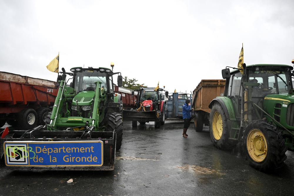 Agricultores franceses com seus tratores participam de um protesto contra o acordo de livre comércio entre a UE e o Mercosul, em Beychac-et-Caillau, próximo a Bordeaux