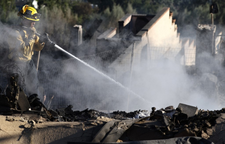 Incêndio ameaça mais de 11 mil construções na Califórnia