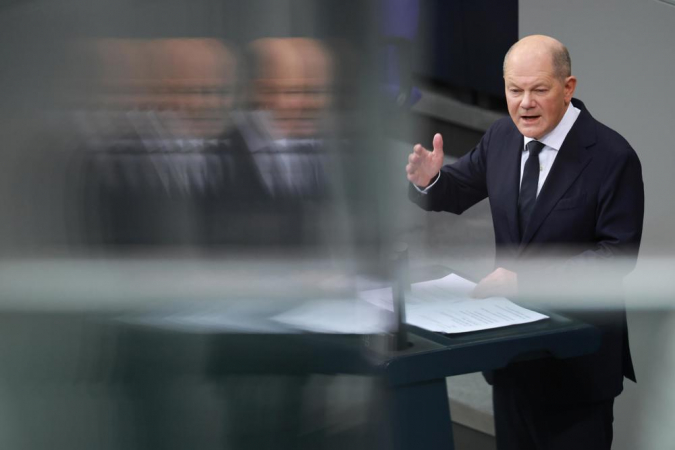 O chanceler alemão Olaf Scholz faz um discurso no Parlamento Alemão (Bundestag) em Berlim