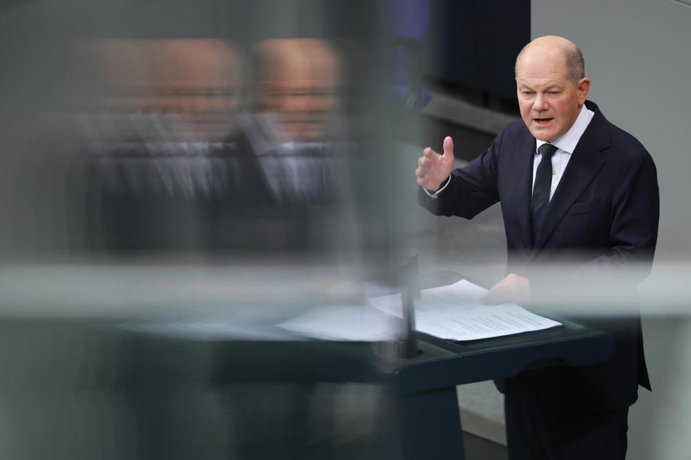 O chanceler alemão Olaf Scholz faz um discurso no Parlamento Alemão (Bundestag) em Berlim