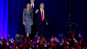 O candidato republicano à presidência Donald J. Trump, acompanhado de sua esposa Melania Trump e de seu filho Barron Trump