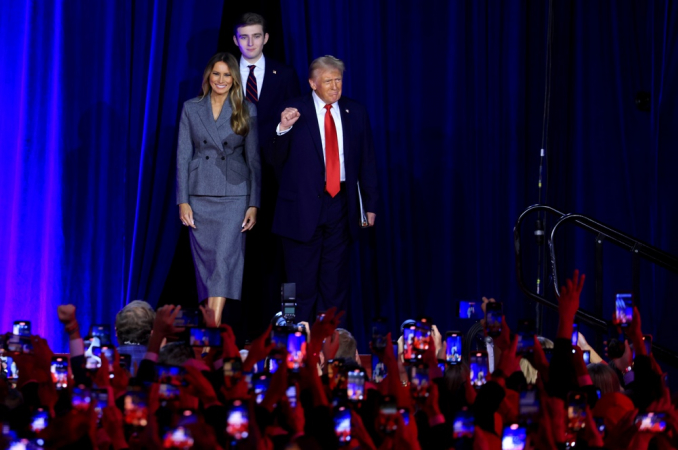 O candidato republicano à presidência Donald J. Trump, acompanhado de sua esposa Melania Trump e de seu filho Barron Trump