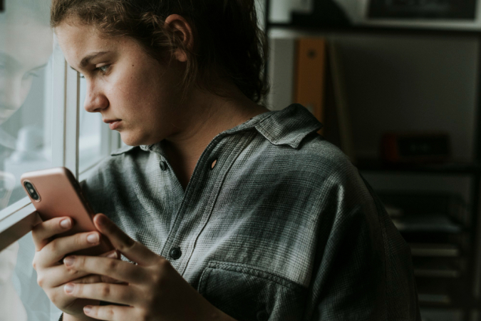 Adolescente no celular