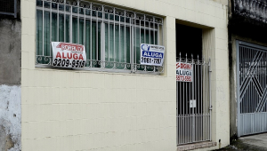 Placas com a frase "aluga" em imóvel comercial na Vila Mariana, zona sul