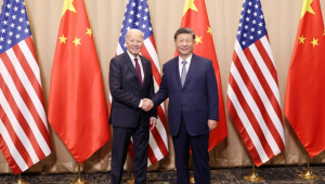 O presidente dos Estados Unidos, Joe Biden (esq.), junto ao seu homólogo da China, Xi Jinping, posando durante uma reunião bilateral