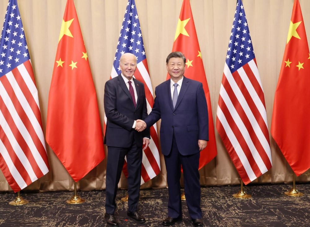 O presidente dos Estados Unidos, Joe Biden (esq.), junto ao seu homólogo da China, Xi Jinping, posando durante uma reunião bilateral