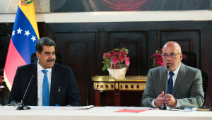 o presidente da Venezuela, Nicolás Maduro (esq.), ao lado do presidente da Assembleia Nacional, Jorge Rodríguez, durante uma transmissão pelo canal estatal Venezolana de Televisión