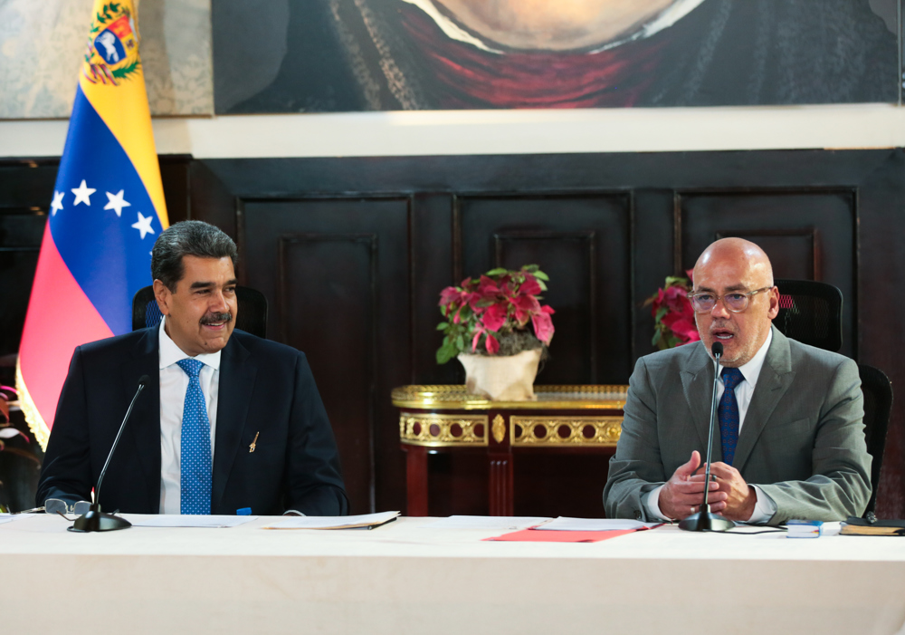 o presidente da Venezuela, Nicolás Maduro (esq.), ao lado do presidente da Assembleia Nacional, Jorge Rodríguez, durante uma transmissão pelo canal estatal Venezolana de Televisión