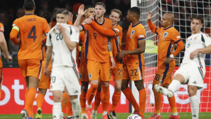 Wout Weghorst, Frenkie de Jong, Denzel Dumfries e Cody Gakpo, todos da seleção dos Países Baixos, comemoram o placar de 2 a 0 durante a partida da UEFA Nations League entre Países Baixos e Hungria