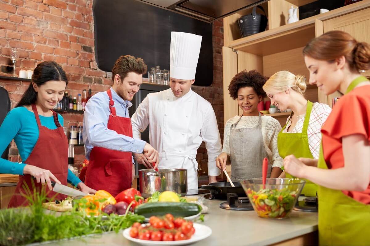 Os cursos de culinária são uma excelente alternativa para aprimorar as habilidades na cozinha e se destacar no mercado 