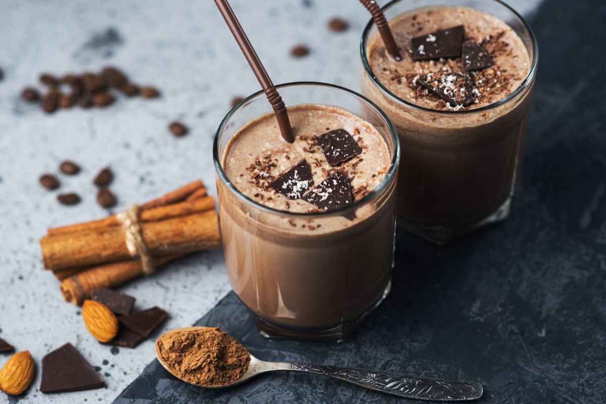 Vitamina de chocolate com café e canela 