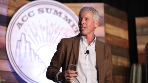 Chris Wright conversando com participantes do American Conservation Coalition's 2023 Summit no Salt Lake City Marriott City Center, em Salt Lake City, Utah.