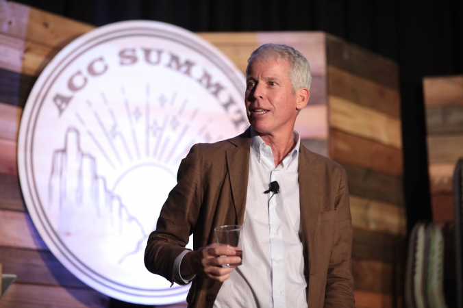 Chris Wright conversando com participantes do American Conservation Coalition's 2023 Summit no Salt Lake City Marriott City Center, em Salt Lake City, Utah.