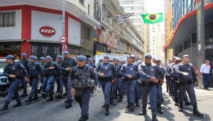 Policias militares marcham