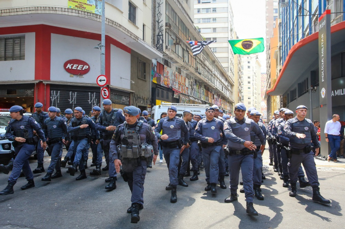 Policias militares marcham