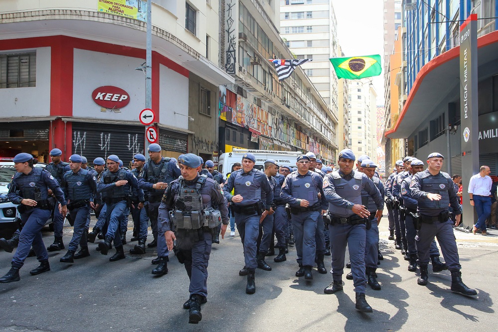 Policias militares marcham