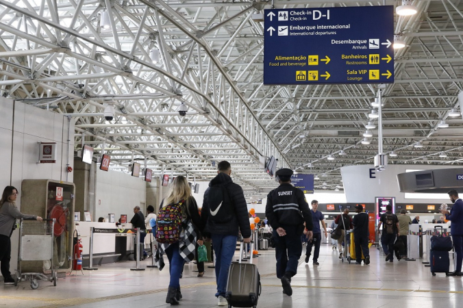 Movimento de passageiros no Aeroporto Internacional Tom Jobim, no Galeão