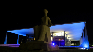 Fachada do STF com iluminação azul