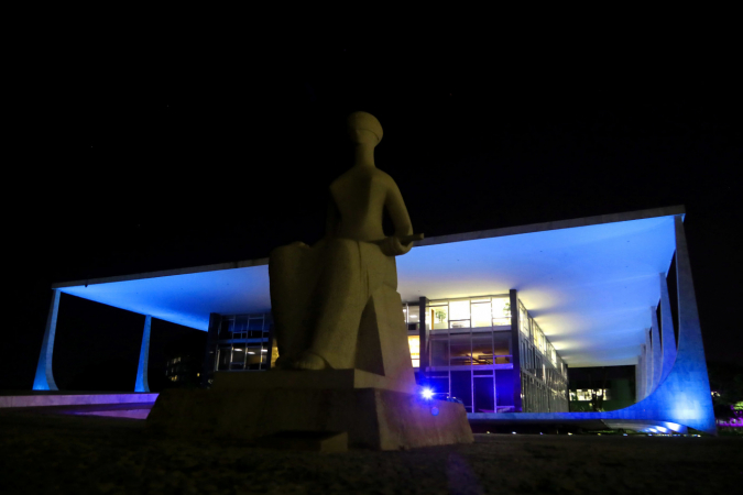 Fachada do STF com iluminação azul