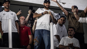 Neymar vê jogo na Vila Belmiro