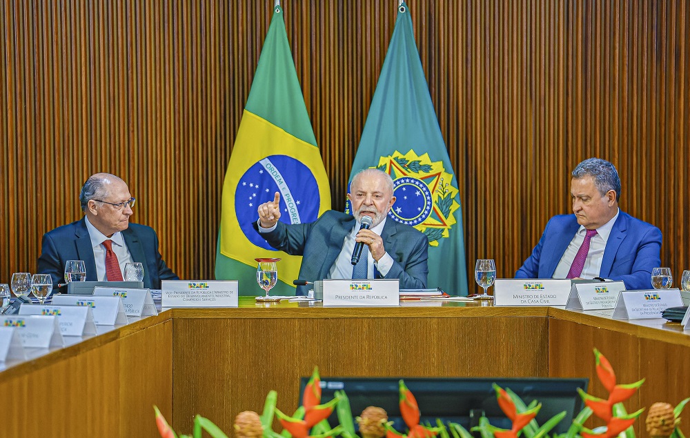 Reunião com Lula ao centro, Alckmin à sua direita e Rui Costa à sua esquerda