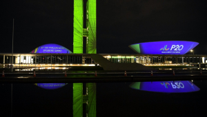 O Congresso Nacional recebe projeção mapeada de frases e imagens em alusão à 10ª Cúpula de Presidentes dos Parlamentos do G20