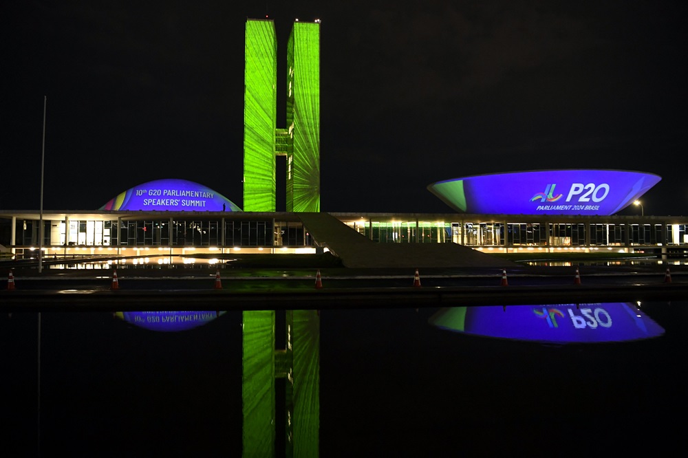 O Congresso Nacional recebe projeção mapeada de frases e imagens em alusão à 10ª Cúpula de Presidentes dos Parlamentos do G20