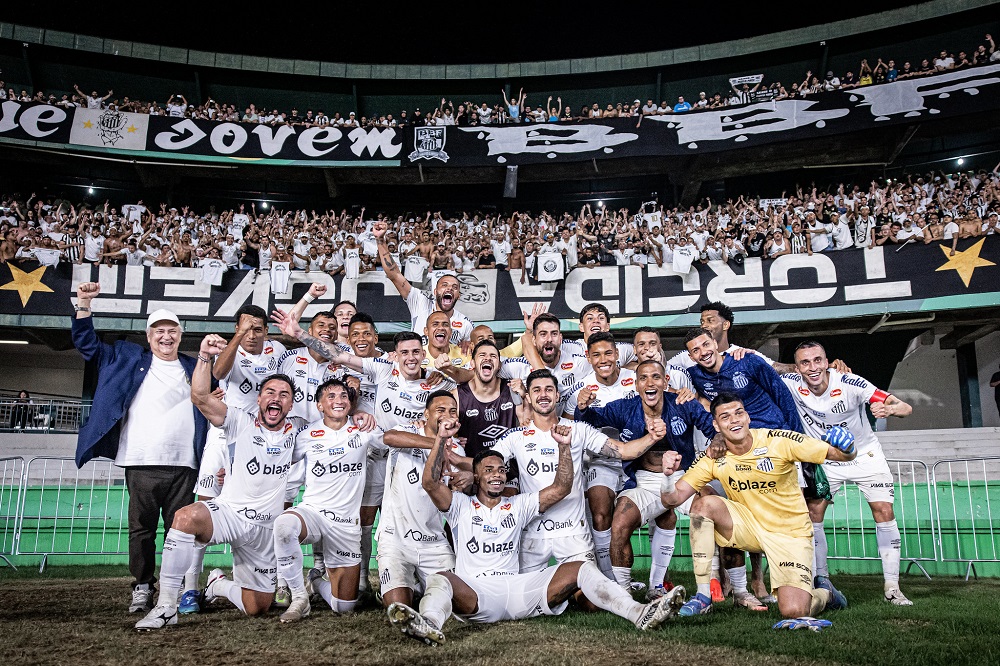 Jogadores do Santos comemoram vitória sobre o Coritiba, no Couto Pereira, que selou o acesso do clube de volta à Série A