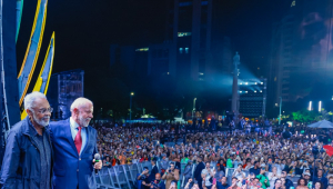 Lula abraça Gilberto Gil durante o Festival Aliança Global Contra a Fome e a Pobreza