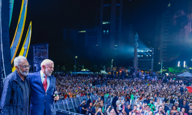 Lula abraça Gilberto Gil durante o Festival Aliança Global Contra a Fome e a Pobreza